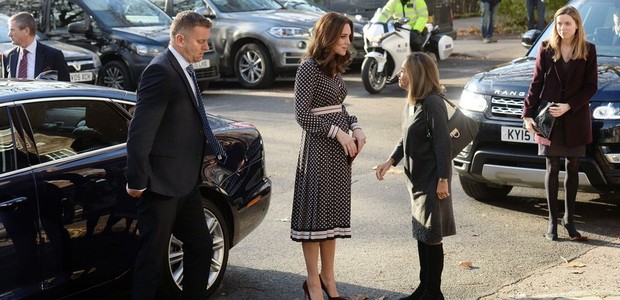 Kate Middleton aparece mostrando a barriga de grávida (Foto: Reprodução: Caras / Mary Turner))