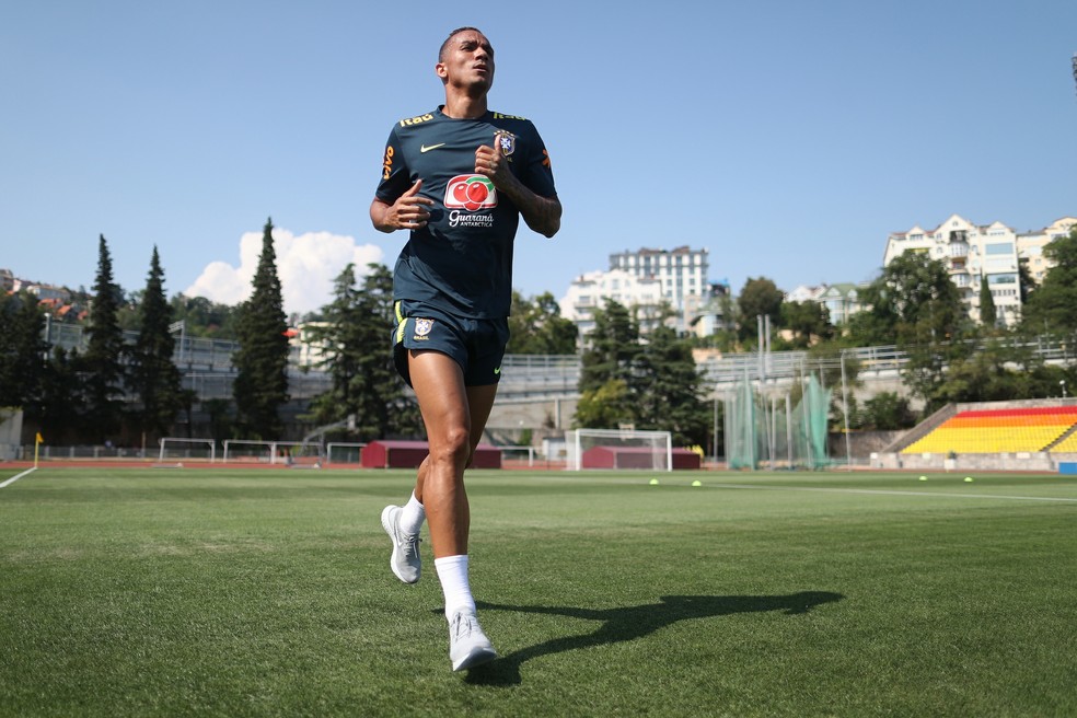 Fora de combate, Danilo apenas corre em campo durante treino da seleção brasileira (Foto: Lucas Figueiredo/CBF)
