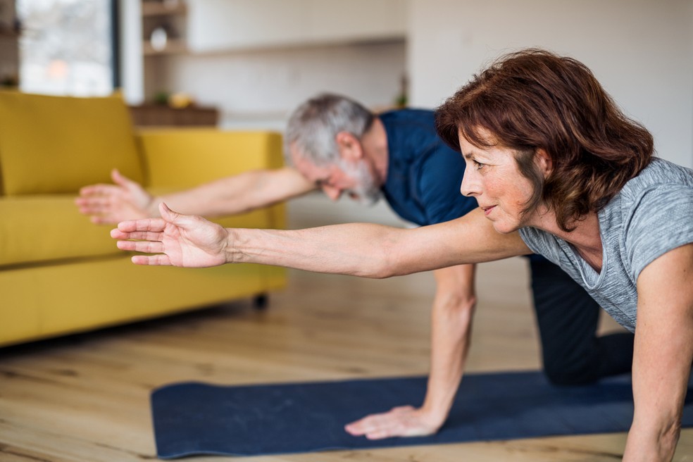 Embora exercícios de força e aeróbicos ajam de forma distinta, mais importante é manter regularidade na prática e monitorar níveis glicêmicos — Foto: Istock Getty Images