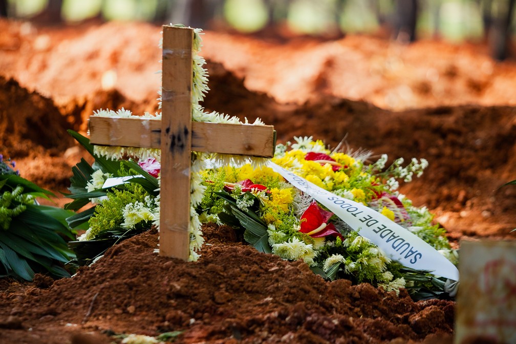 Enterros em meio à pandemia do coronavírus no Cemitério de Vila Formosa — Foto: Antonio Molina/Estadão Conteúdo
