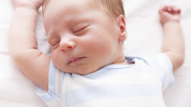 O recém-nascido pode dormir no quarto dos pais, desde que em cama separada (Foto: Thinkstock)