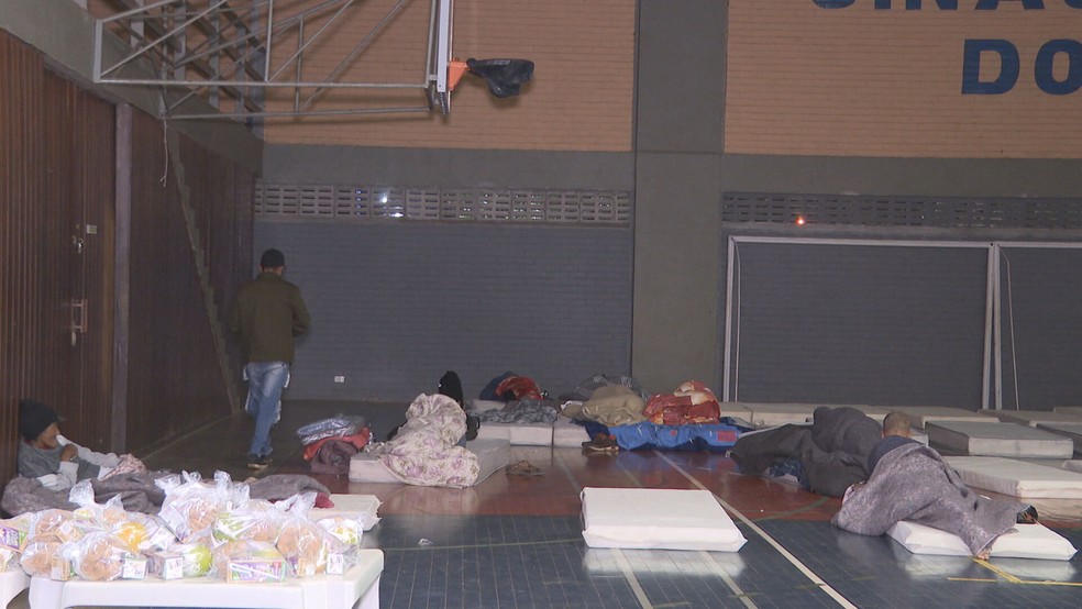 GDF abre albergue para pessoas em situação de rua se abrigarem do frio — Foto: TV Globo/Reprodução