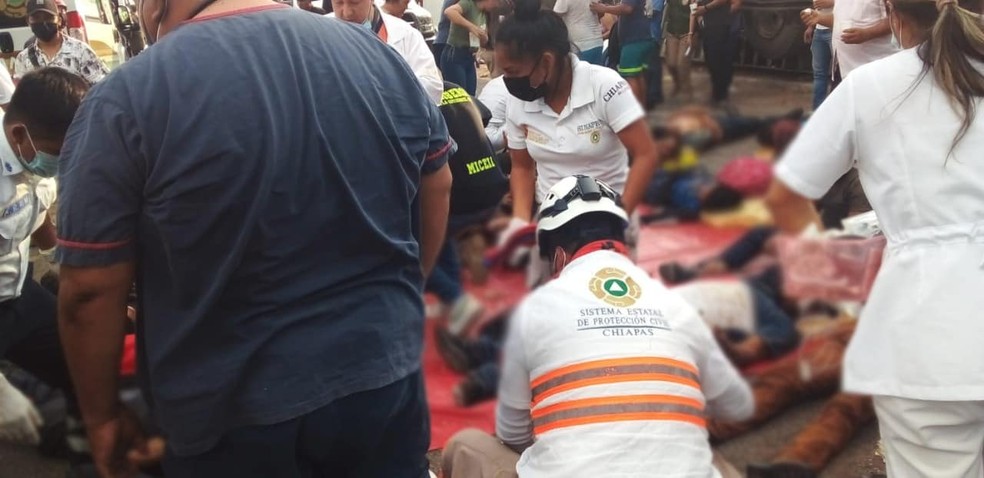 Defesa Civil ajuda feridos em acidente de carreta que matou dezenas de imigrantes no sul do México — Foto: Reprodução/Facebook/Defesa Civil de Chiapas