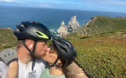 Rodrigo Hilbert e Fernanda Lima trocam beijo em passeio de bike em Portugal