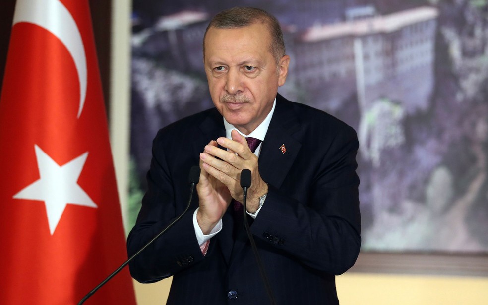 O presidente turco, Recep Tayyp Erdogan, aplaude discurso de legisladores antes de votação de lei sobre controle de mídias sociais na Turquia, em Istambul, na quarta-feira (29) — Foto: Turkish Presidency via AP, Pool