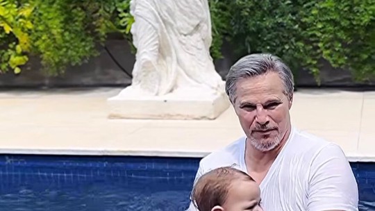 Edson Celulari se diverte com a filha em dia de piscina