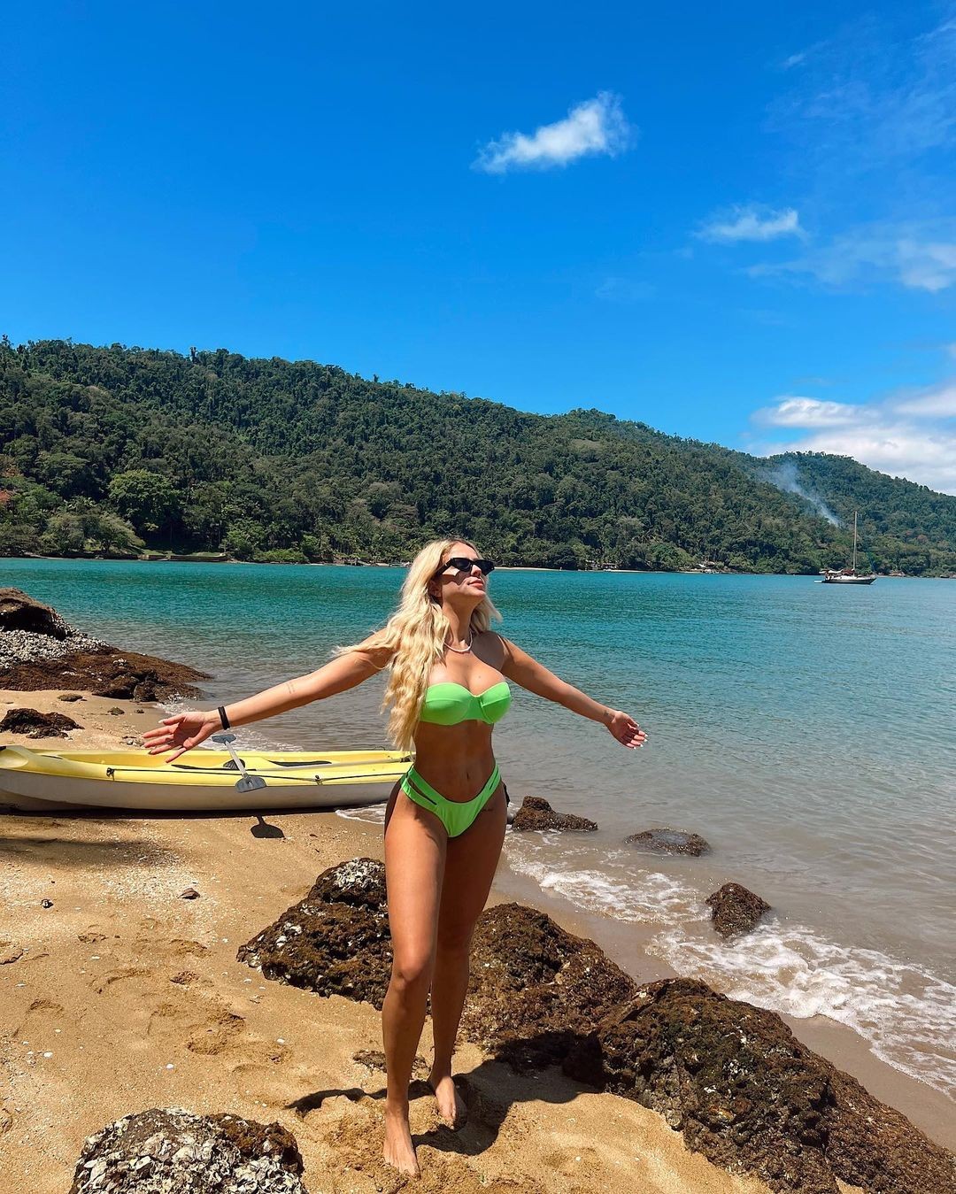 Gabi Lopes posa em cenário paradisíaco de praia do Rio (Foto: Reprodução/ Instagram)