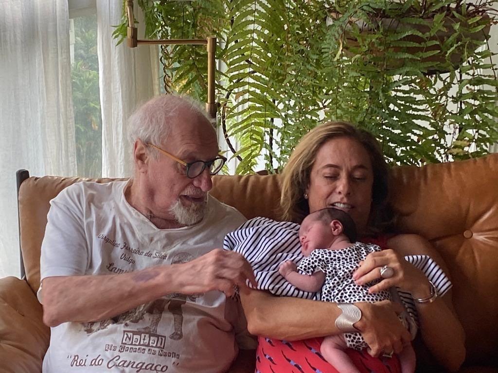 Cissa Guimarães e Paulo César Pereio com a neta Aurora (Foto: Reprodução/Instagram)