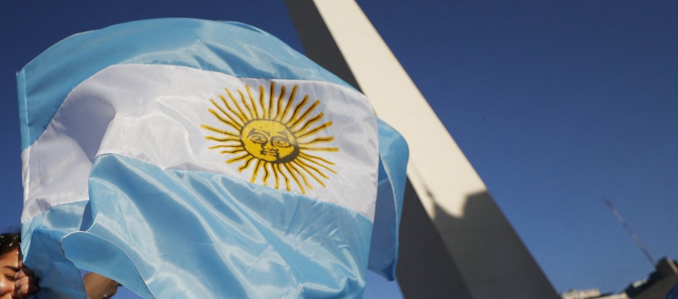 Bandeira da Argentina em frente ao obelisco de Buenos Aires — Foto: Agustin Marcarian/Reuters