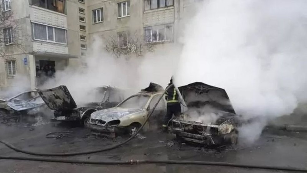 Imagem de carros queimados — Foto: EPA/Via BBC