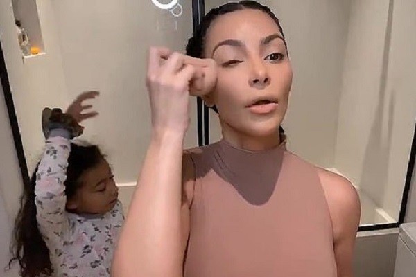 North West invade tutorial de maquiagem de Kim Kardashian (Foto: Instagram)