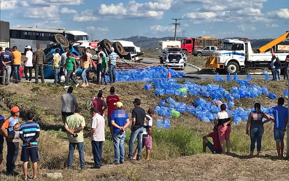 Caminhão carregado de água mineral tombou na BR-230, em Campina Grande e motorista morreu — Foto: Laisa Grisi/TV Paraíba