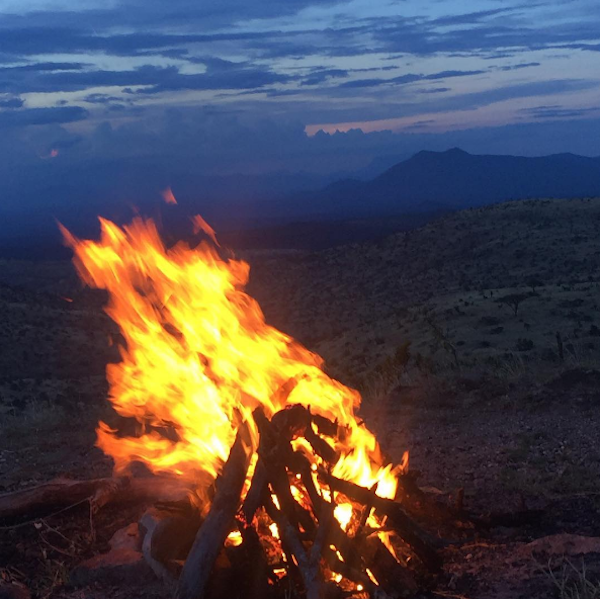 Uma fogueira do acampamento de Elizabeth Hurley (Foto: Instagram)