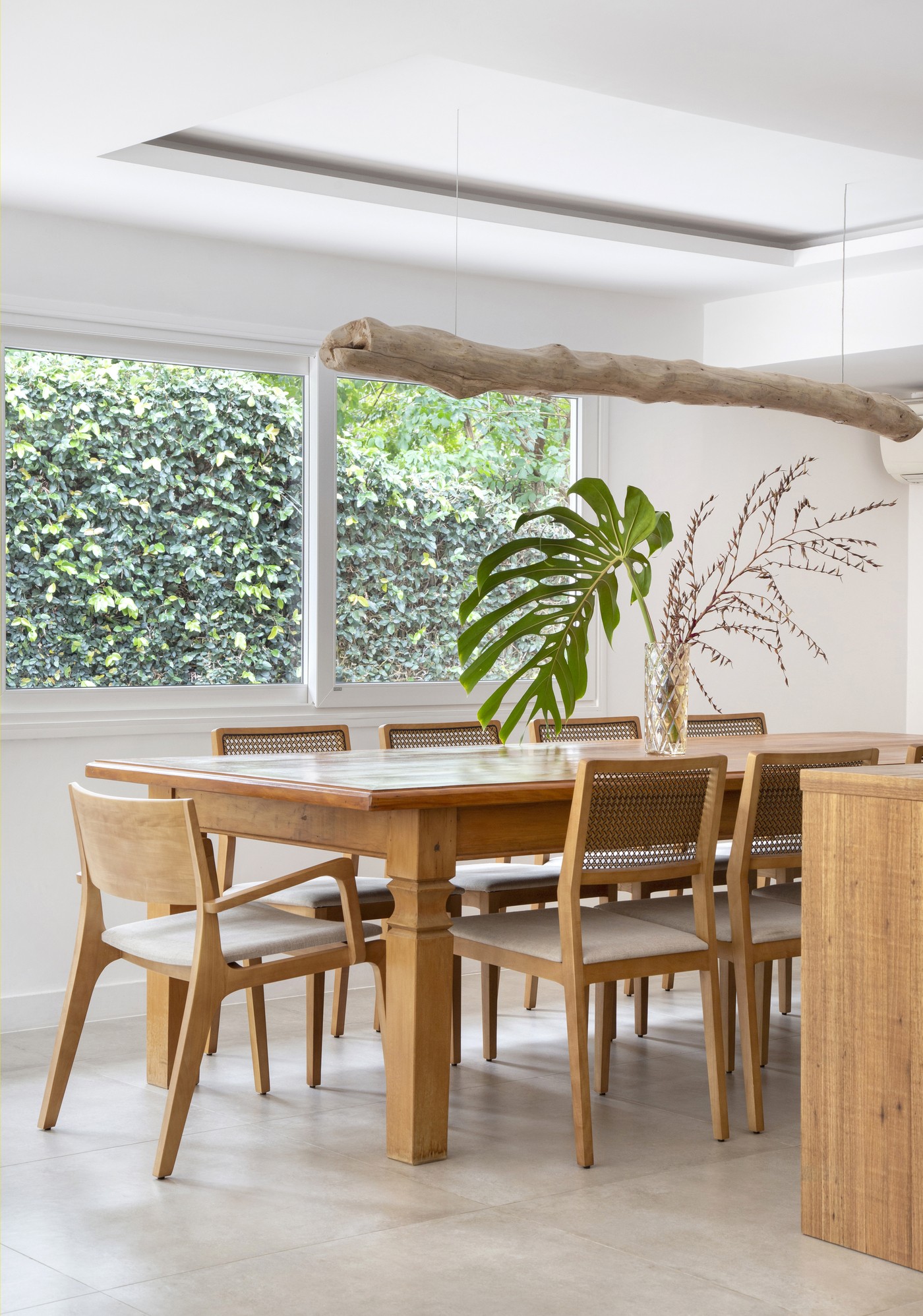 Décor do dia: sala de jantar com pé-direito duplo emoldura a natureza (Foto: Yorran Nogueira )