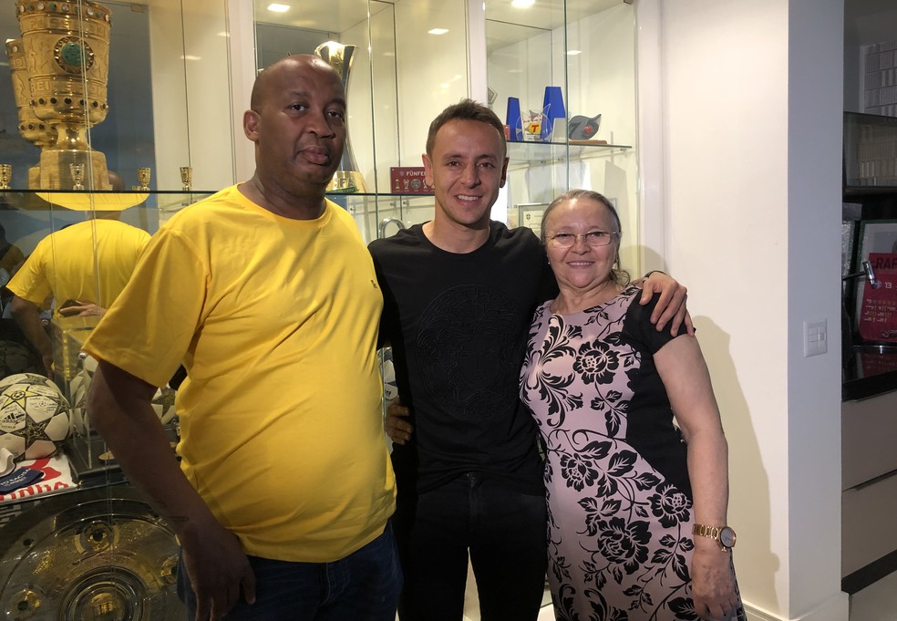 Com o amigo Tibúrcio, que ficou famoso na Alemanha, e a mãe, Dona Odete — Foto: Ivan Raupp