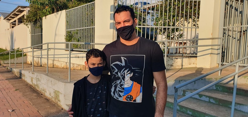 Agente de portaria Gessé Almeida levou o filho Nicollas para escola nesta quarta (22) — Foto: Andryo Amaral/Rede Amazônica