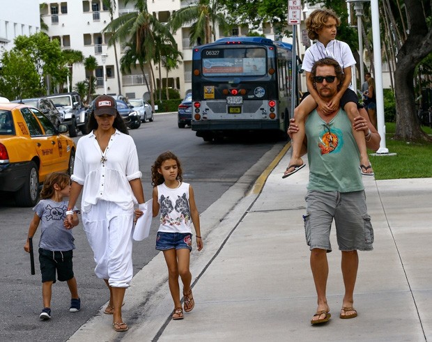 Camila Alves e Matthew McConaughey com os filhos (Foto: BackGrid)