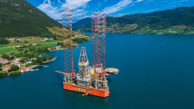 Plataforma próximo a Olen, na Noruega: parte do lucro do petróleo do país foi destinado a um fundo social (Foto: Getty Images via BBC News Brasil)