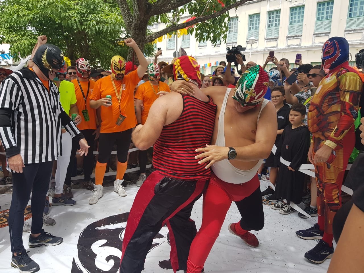 Bloco Mucha Lucha homenageia luta livre mexicana com ringue em Olinda: 'A única regra é a greia', diz presidente