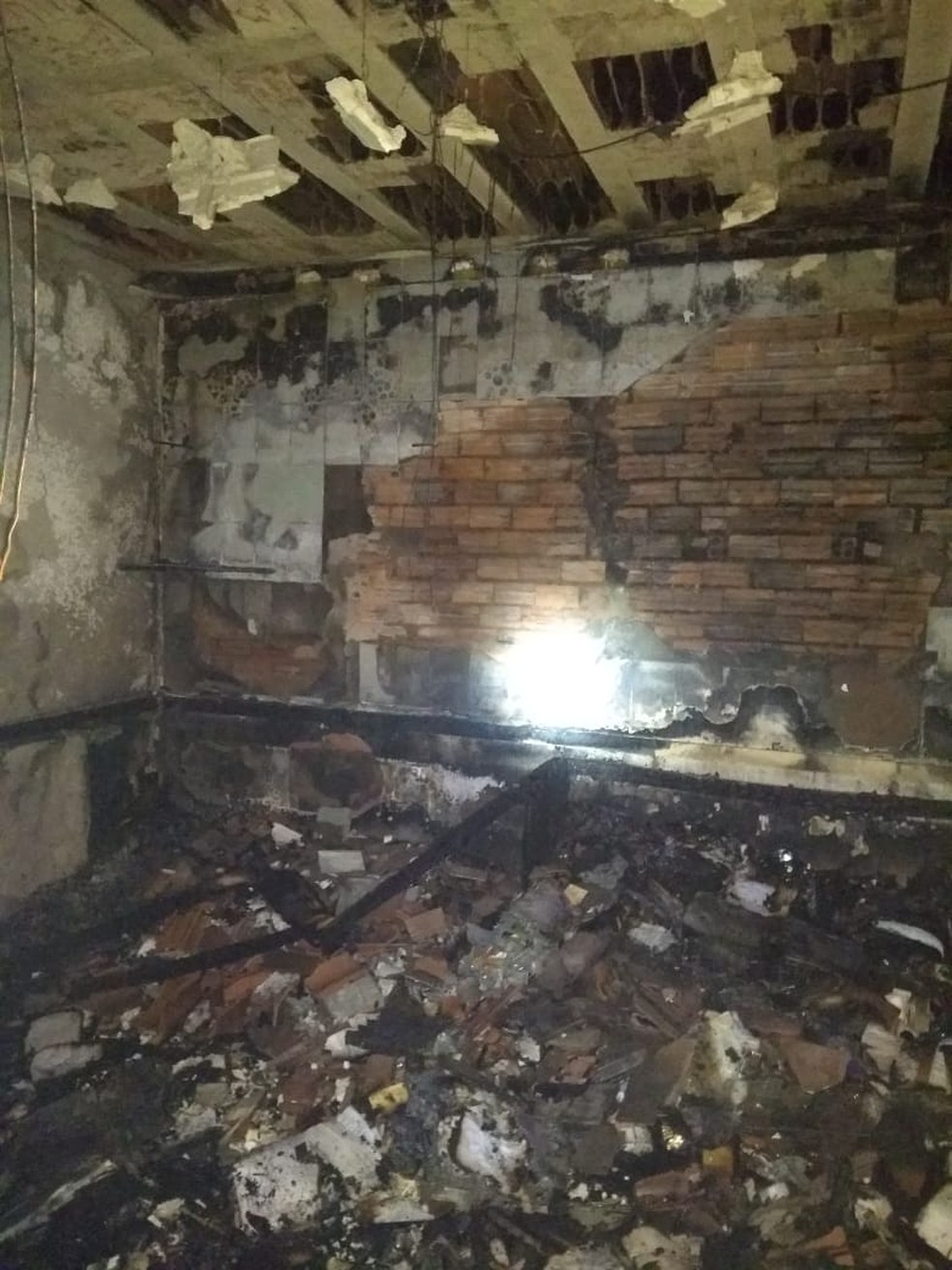 Loja ficou destruída após incêndio em Americana — Foto: Divulgação/Corpo de Bombeiros