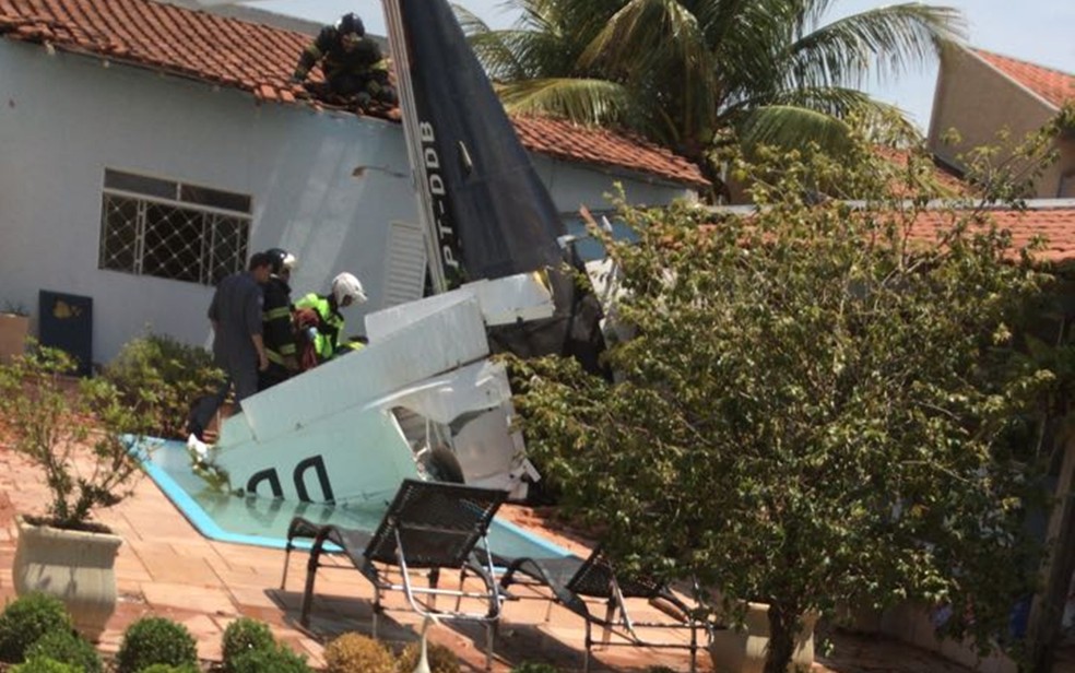 Avião caiu no quintal de uma casa (Foto: Arquivo Pessoal)