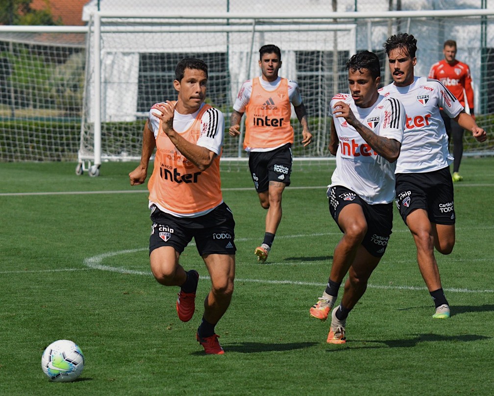 Jogadores consagrados perdem espaço no São Paulo com Diniz; confira!