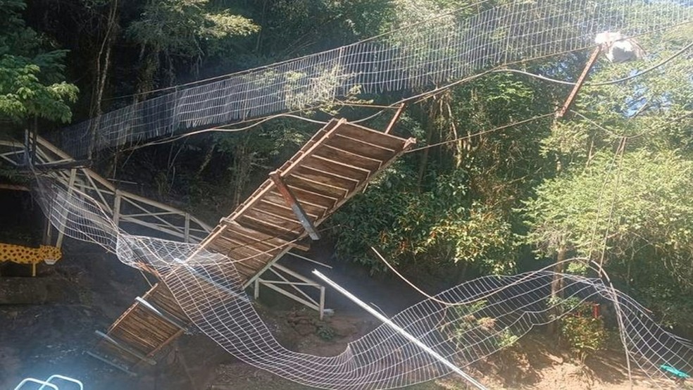 Cabo que mantinha a estrutura suspensa rompeu e família caiu em riacho quase seco em Sapiranga — Foto: Jefferson Pujol/Corpo de Bombeiros