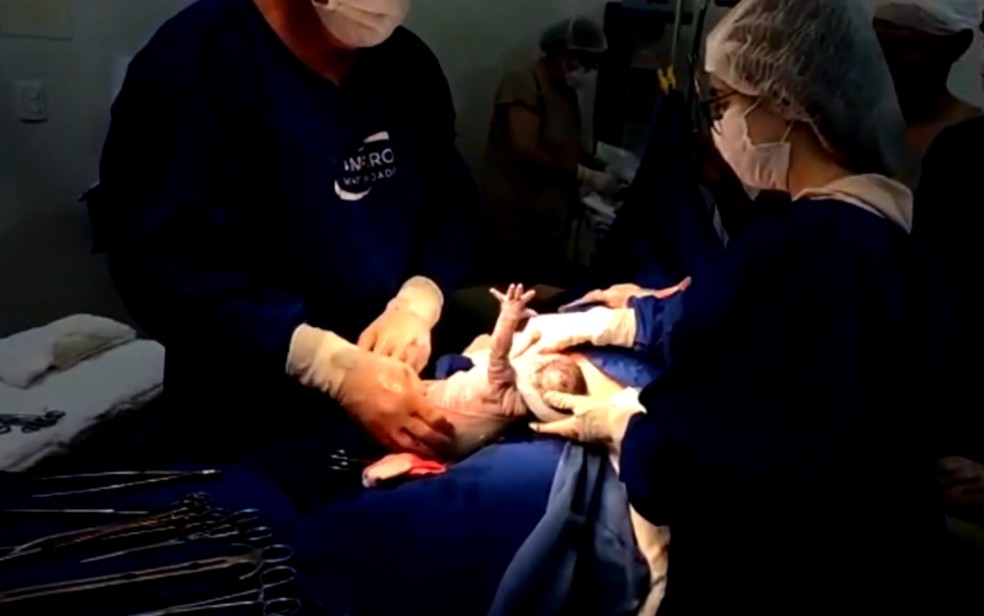 Bebê rompe película com a própria mão após o nascimento em Goiânia, Goiás — Foto: Reprodução/Luciana Leandro 