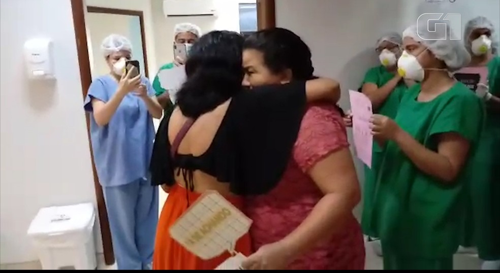 Flávia recebe abraço após receber alta da Covid-19 no Hospital Universitário, em São Luís — Foto: Divulgação/HUUFMA