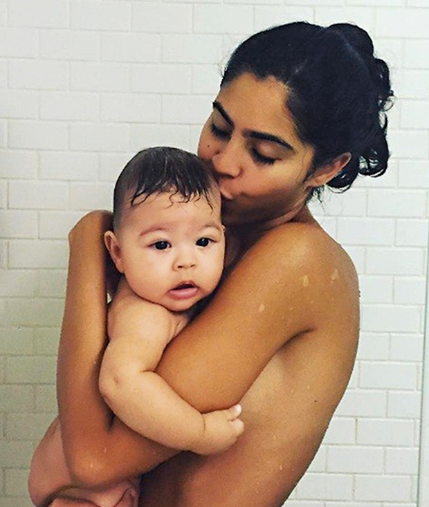 Bela Gil com filho no chuveiro (Foto: Reprodução Instagram)