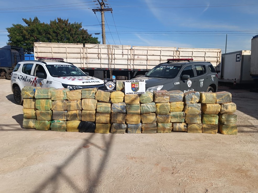 Dupla é presa em rodovia de Assis com grande quantidade de maconha em carreta — Foto: Sidney Fernandes /Arquivo pessoal