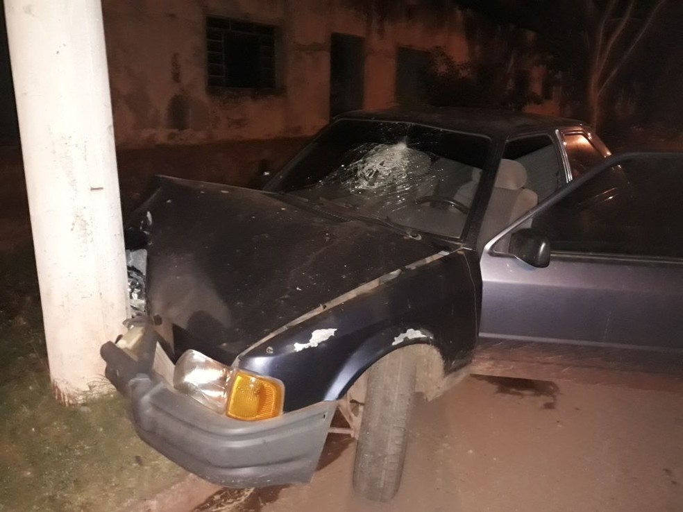 Carro bateu em poste e motorista ficou ferido (Foto: Corpo de Bombeiros/DivulgaÃ§Ã£o)