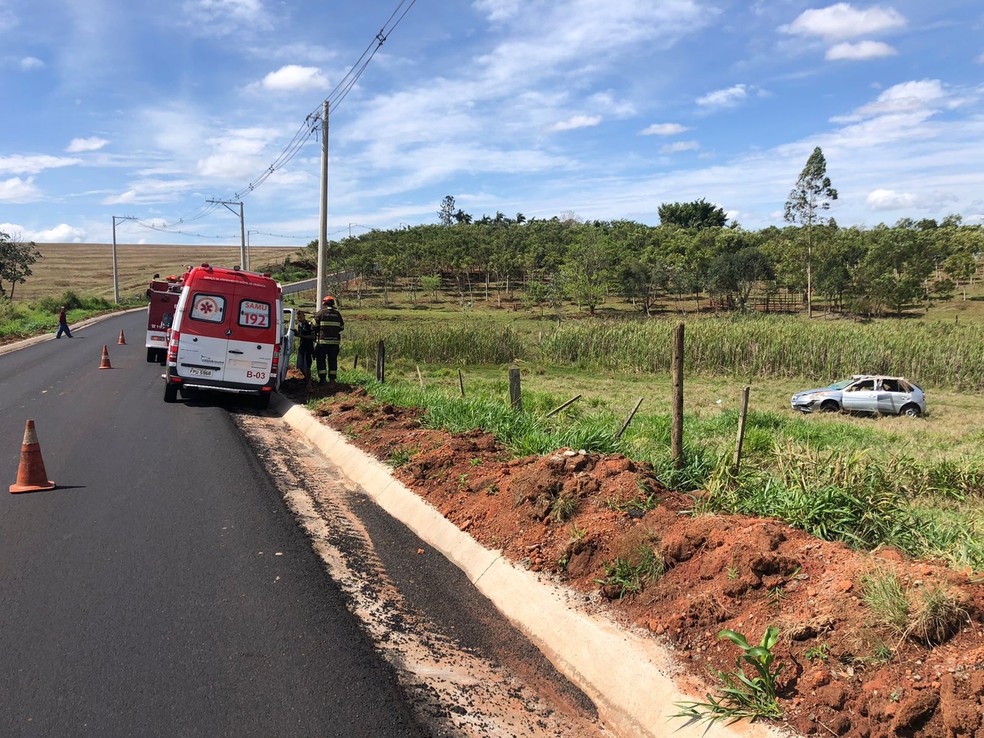 Carro capota e deixa cinco feridos em estrada vicinal de Taquarituba (SP) — Foto: Foto: Corpo de Bombeiros