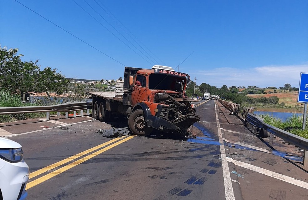 Acidente em ponte interdita trecho da Rodovia Raposo Tavares entre Paranapanema e Itaí (SP) — Foto: Arquivo pessoal