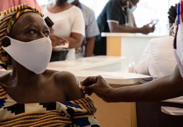 BBC Mulher sendo vacinada em Gana, país que já utilizou 100% das doses de vacina recebidas do Covax (Foto: UNICEF/KOKOROKO/Via BBC News Brasil)