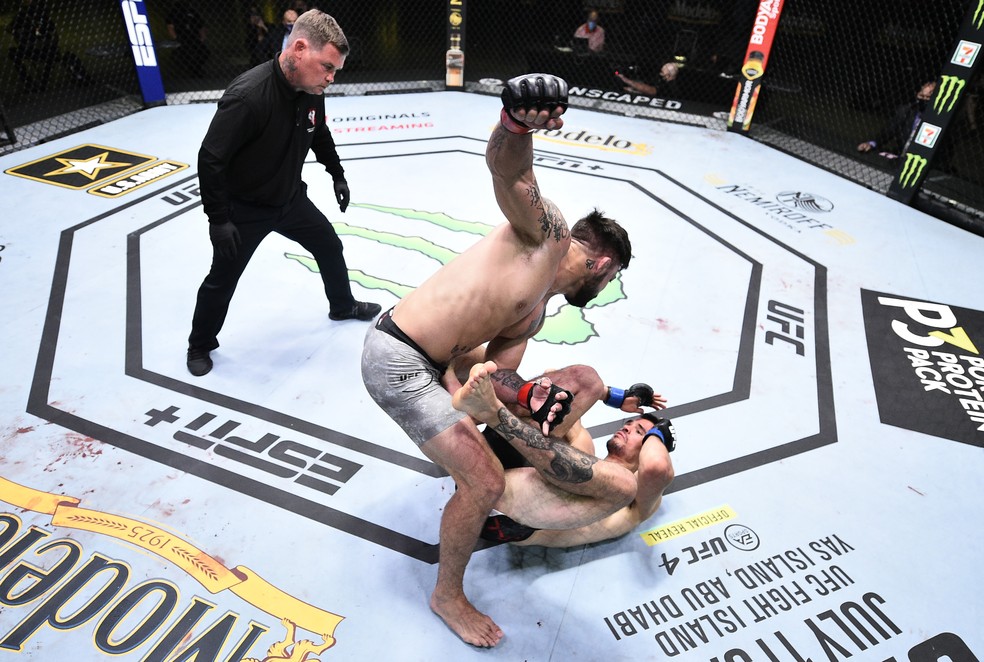 Mike Perry dominou Mickey Gall no co-evento principal do UFC: Poirier x Hooker — Foto: Getty Images