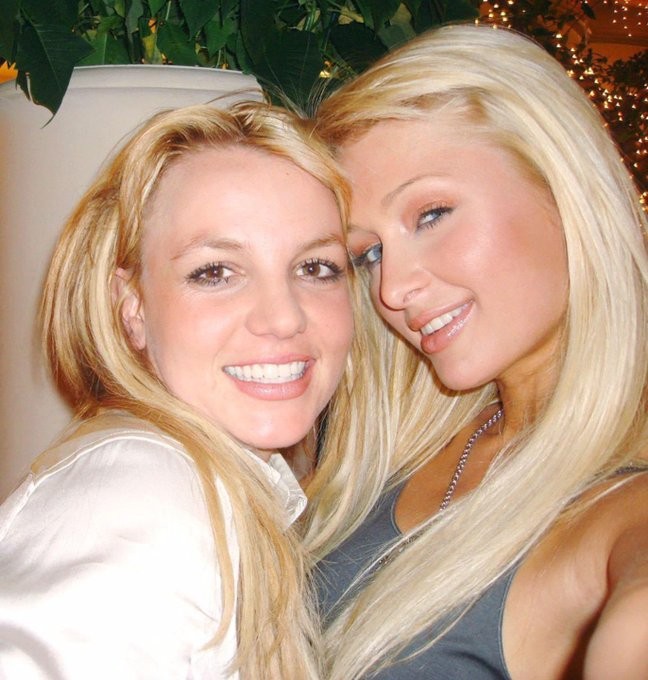 Britney Spears e Paris Hilton (Foto: Reprodução/Twitter)