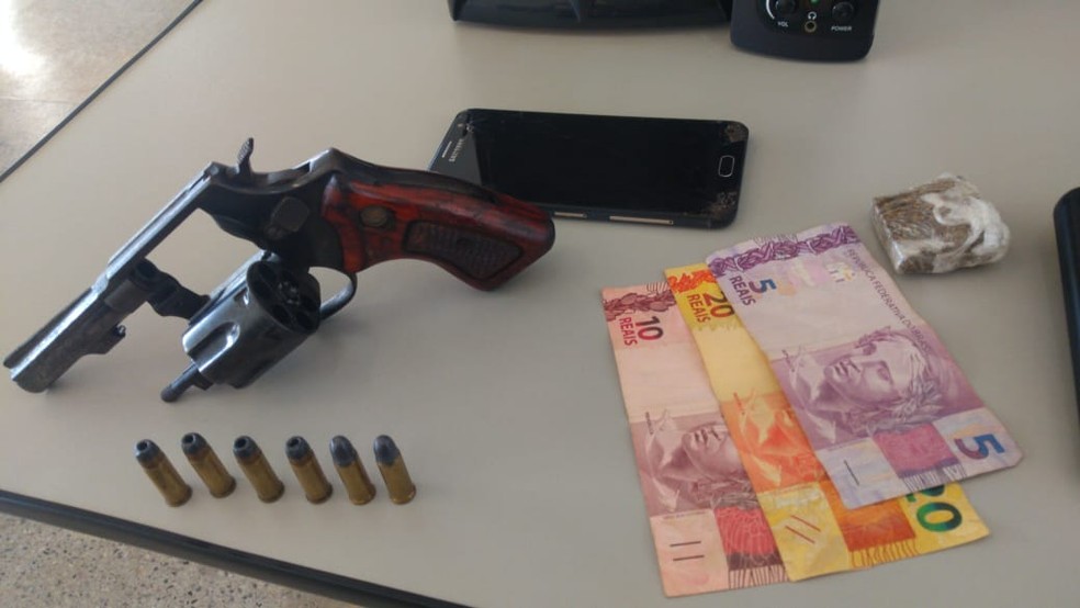 Armas, munição e dinheiro apreendidos na Operação Coalizão — Foto: Polícia Civil/Divulgação