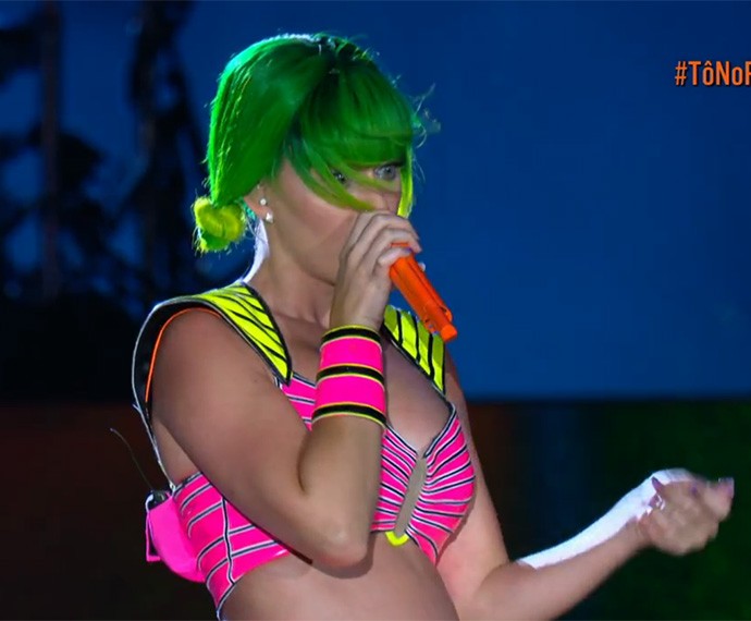 Com cabelos verdes, Katy Perry levanta a multidão ao som de &#39;Teenage Dream&#39; (Foto: Gshow)