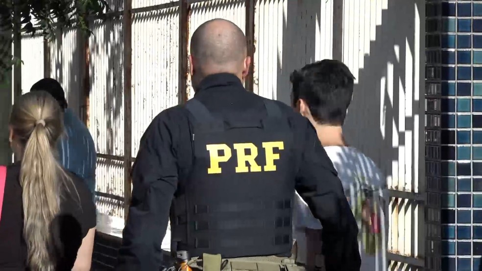 Pai de Helena esteve pela manhã no DML para liberar o corpo da filha apoiado por amigos de corporação. — Foto: Reprodução/TV Gazeta