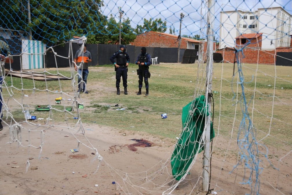 Um dos assassinatos de chacina em Fortaleza ocorreu em campo de futebol — Foto: Arnaldo Araújo/TV Verdes Mares