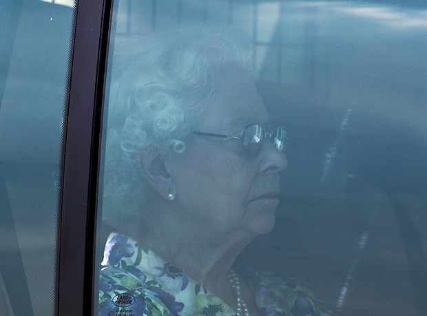 A rainha Elizabeth II foi fotografada dentro de um carro à caminho do Palácio de Buckinham, nesta segunda-feira (22) (Foto: Getty Images)