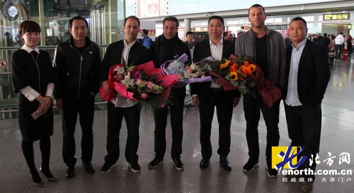 Vanderlei Luxemburgo, Gabriel Skinner e Maurício Copertino (auxiliar) são recebidos pelos chineses (Foto: Reprodução/site oficial Tianjin Songjiang)