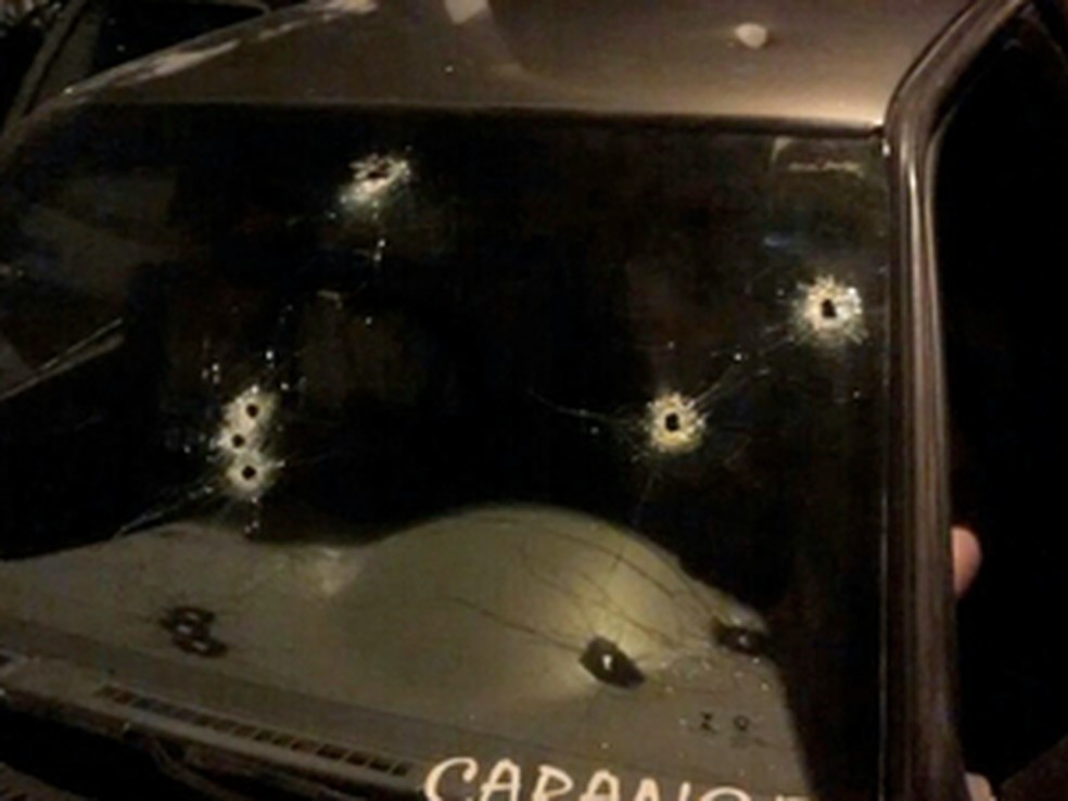 Carro em que jovens estavam foi alvejado com diversos disparos; caso foi em 2017 — Foto: Reprodução/TV Vanguarda