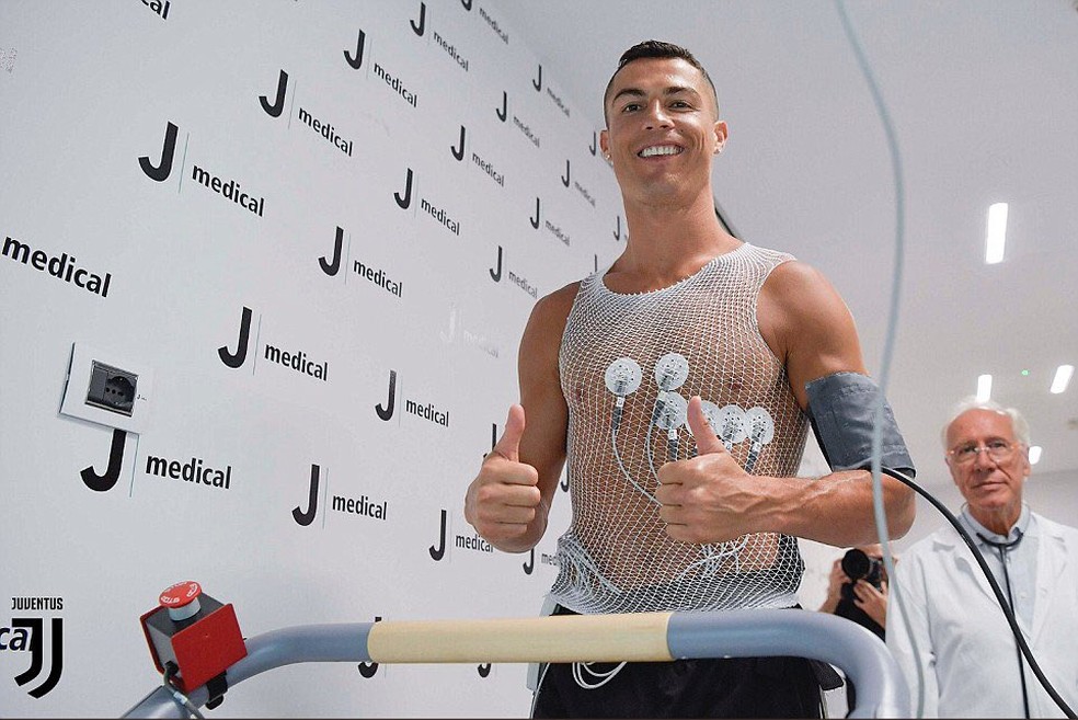 Cristiano Ronaldo durante exames na Juve (Foto: Reprodução/Twitter)