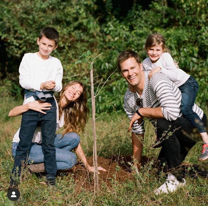 Gisele, Tom e os filhos, Vivian e Benjamin, plantão árvores juntos (Foto: Divulgação)