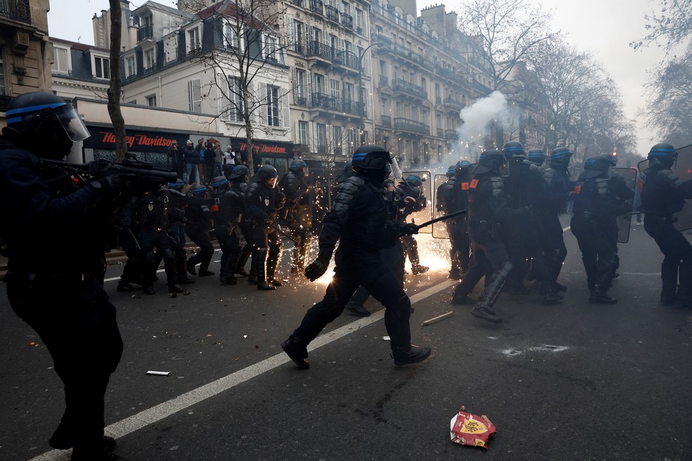 Policiais reprimem manifestantes durante protesto contra a reforma das pensões na França, em Paris, em 19 de janeiro de 2023. — Foto: Benoit Tessier/ Reuters