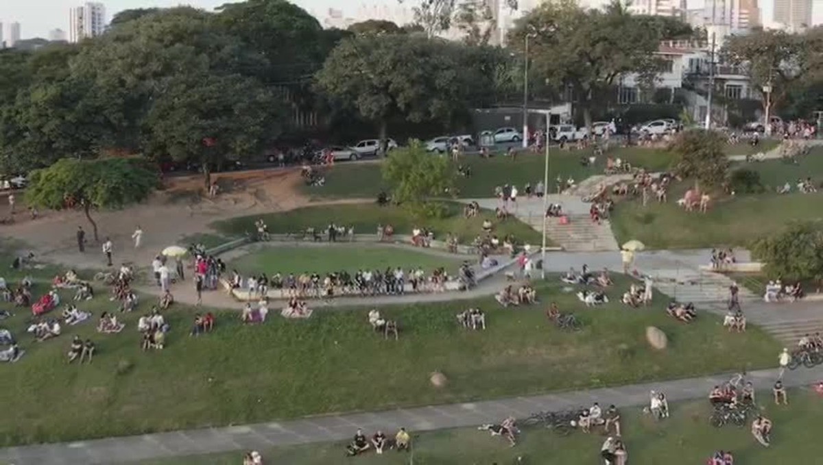 Coronavírus: Drone faz imagem de Praça do Pôr do Sol lotada durante quarentena em SP