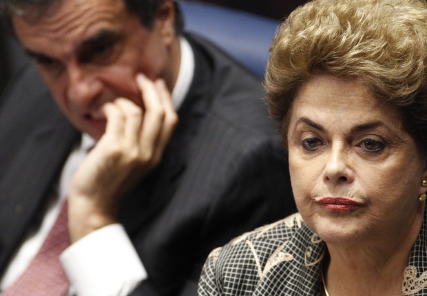 A presidente afastada Dilma Rousseff, ao lado de seu advogado, José Eduardo Cardozo, durante julgamento do impeachment (Foto: Moreira Mariz/Agência Senado)