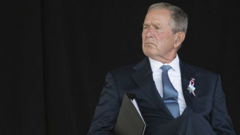George W. Bush em um evento que marcou os ataques de 11 de setembro do ano passado — Foto: Getty Images/via BBC